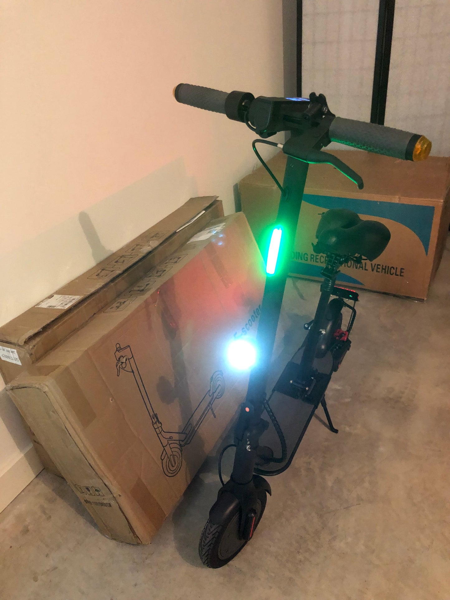 S5 Portable EScooter Optional Seat. Adjustable Speed 350W Motor 36V 12.5ah Battery( Turn Signals n Brake Light)